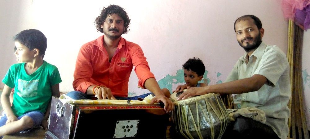 छन्नूलाल मिश्रा के संगीत घराने हरिहरपुर में दादरा-ठुमरी गाने वाले युवा आरकेस्ट्रा में गाने को मजबूर