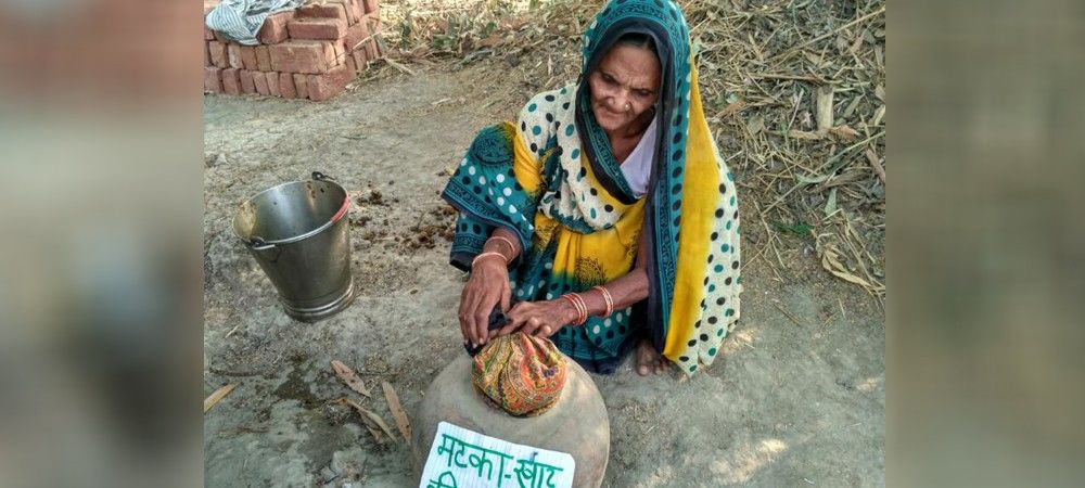 जौनपुर गाँव की महिला किसान खेती में करती हैं मटका खाद का प्रयोग