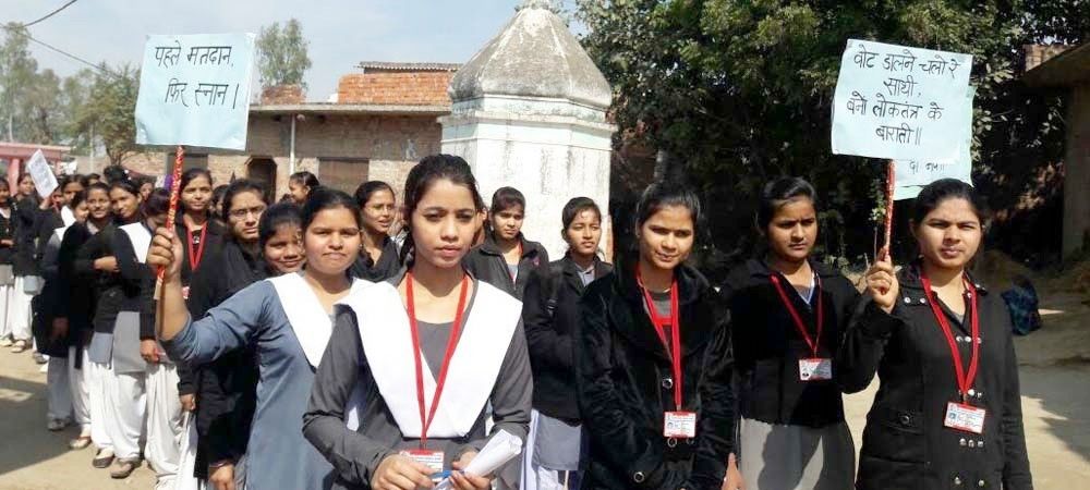 सीतापुर: छात्र-छात्राओं ने लोगों को पढ़ाया मतदान का पाठ