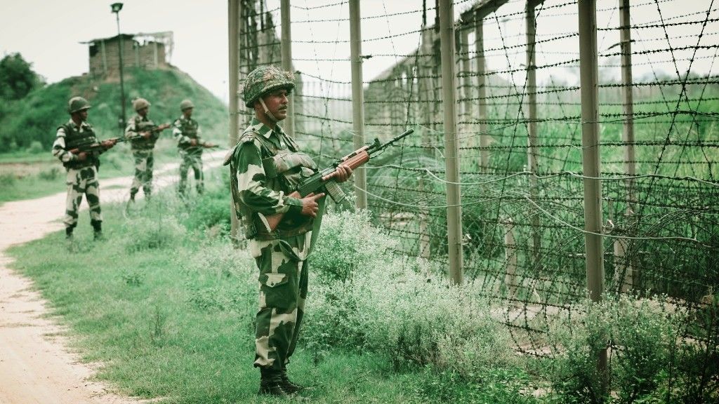 जम्मू-कश्मीर के नौशेरा में सीमापार से फायरिंग, पाक लगातार कर रहा सीज़फायर का उल्लंघन