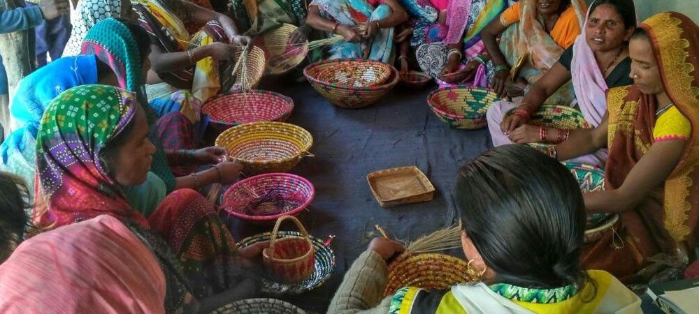 महिलाओं के जीवन में रंग भर रहीं रंग-बिरंगी मूंज की डलिया  
