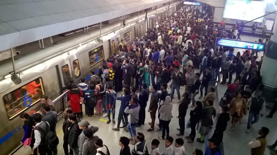 महंगी मेट्रो : 10 फीसदी छूट के लिए ऑफिसों में शिफ्ट बदलवा रहे लोग