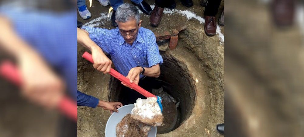 ये तस्वीर देखिए:  केंद्रीय सचिव परमेश्वरन अय्यर ने पेश की मिसाल, तेलंगाना के एक गांव में साफ किए शौचालय के गड्ढे