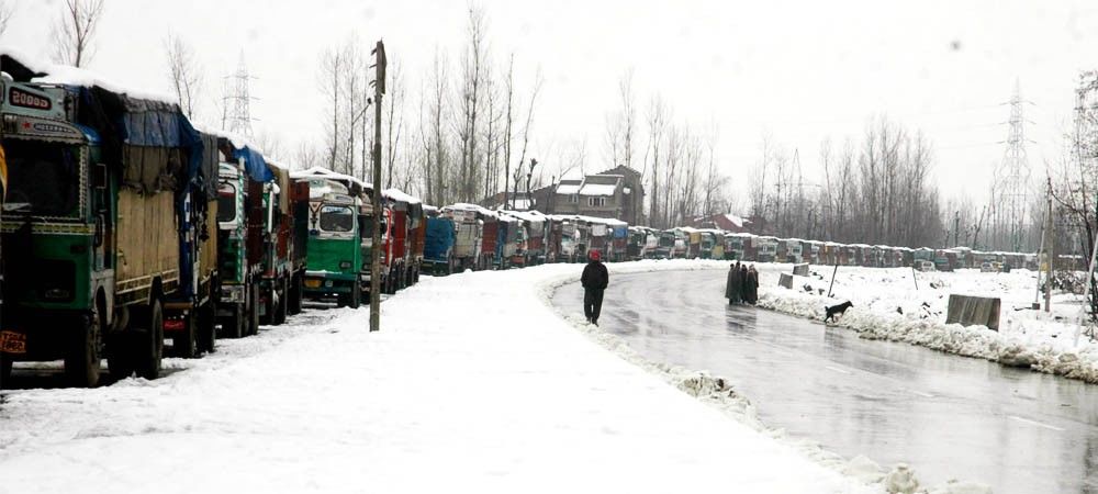 श्रीनगर-जम्मू राष्ट्रीय राजमार्ग लगातार चौथे दिन बंद रहा, घाटी में फिर हुई बर्फबारी