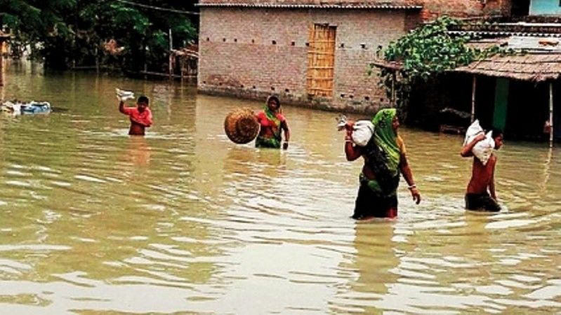 यूपी : कोऑपरेटिव बैंक के कर्मचारियों ने बाढ़ पीड़ितों की मदद के लिए दिए 13.72 लाख 