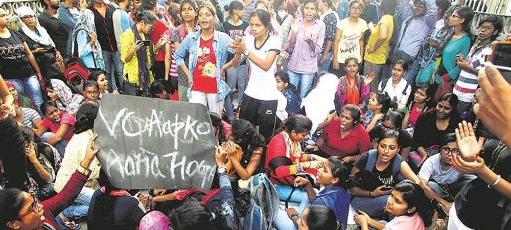 बीएचयू  छात्राओं ने खाली किया हॉस्टल, बयां किया अपना दर्द