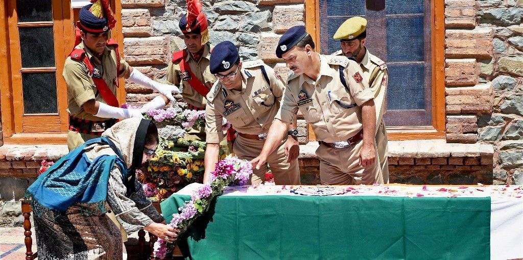 श्रीनगर में जामिया मस्जिद के बाहर एक पुलिस अधिकारी को भीड़ ने निर्वस्त्र कर पत्थर मार-मार कर मार डाला, दो गिरफ्तार