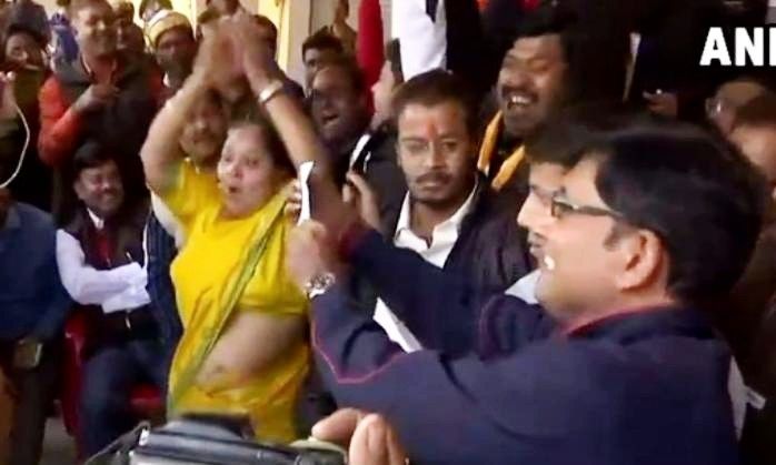 मथुरा: दोनों उम्मीदवारों को मिले बराबर वोट, फिर हुआ लकी ड्रॉ, जीत गईं भाजपा प्रत्याशी