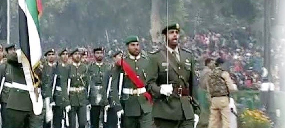 गणतंत्र दिवस परेड  में यूएई की सेना ने भारतीय राष्ट्रपति प्रणब मुखर्जी को औपचारिक सलामी दी