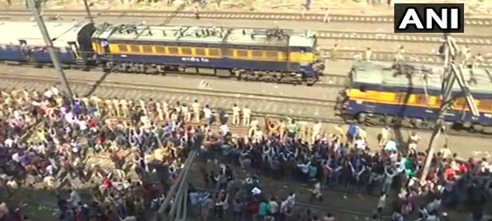 मुंबई: रेलवे में नौकरी को लेकर छात्रों का प्रदर्शन, लाखों यात्री परेशान