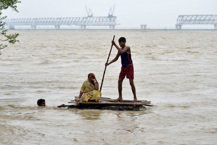 बिहार में बाढ़ से लाखों लोग बेघर हुए हैं, लोगों को आपकी जरूरत है , आप भी बनें मददगार