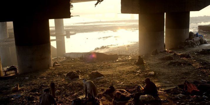 सर्द रातों में यमुना के किनारे रहने को मजबूर दिल्ली के ये बेघर मजदूर