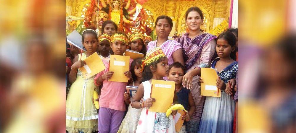 नवरात्र में अनोखी पहल: कन्या भोज के बाद लड़कियों को दी पेंसिल और कॉपी