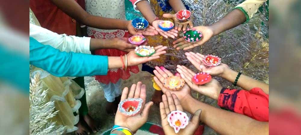 दीपावली में बच्चों ने भी जाना, क्यों जरूरी है मिट्टी के दिये जलाना