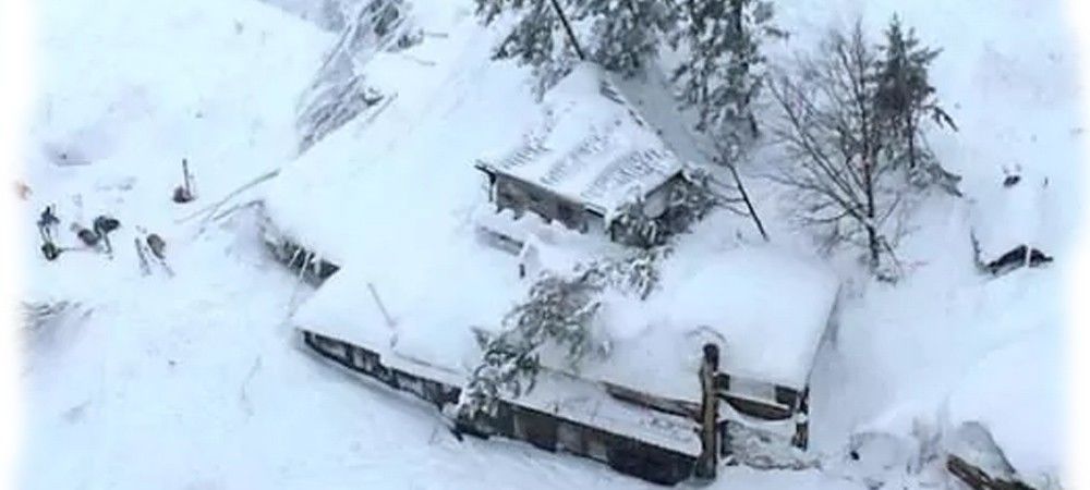 इटली में हिमस्खलन से स्की रिसार्ट रेसोपियानो होटल दो मीटर नीचे दबा, 30 लोगों की मौत   