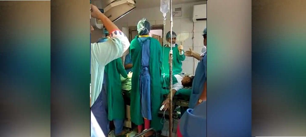 शर्मनाक : ऑपरेशन बेड पर लेटी थी महिला, झगड़ते रहे डॉक्टर, मर गया बच्चा, वायरल हुआ वीडियो