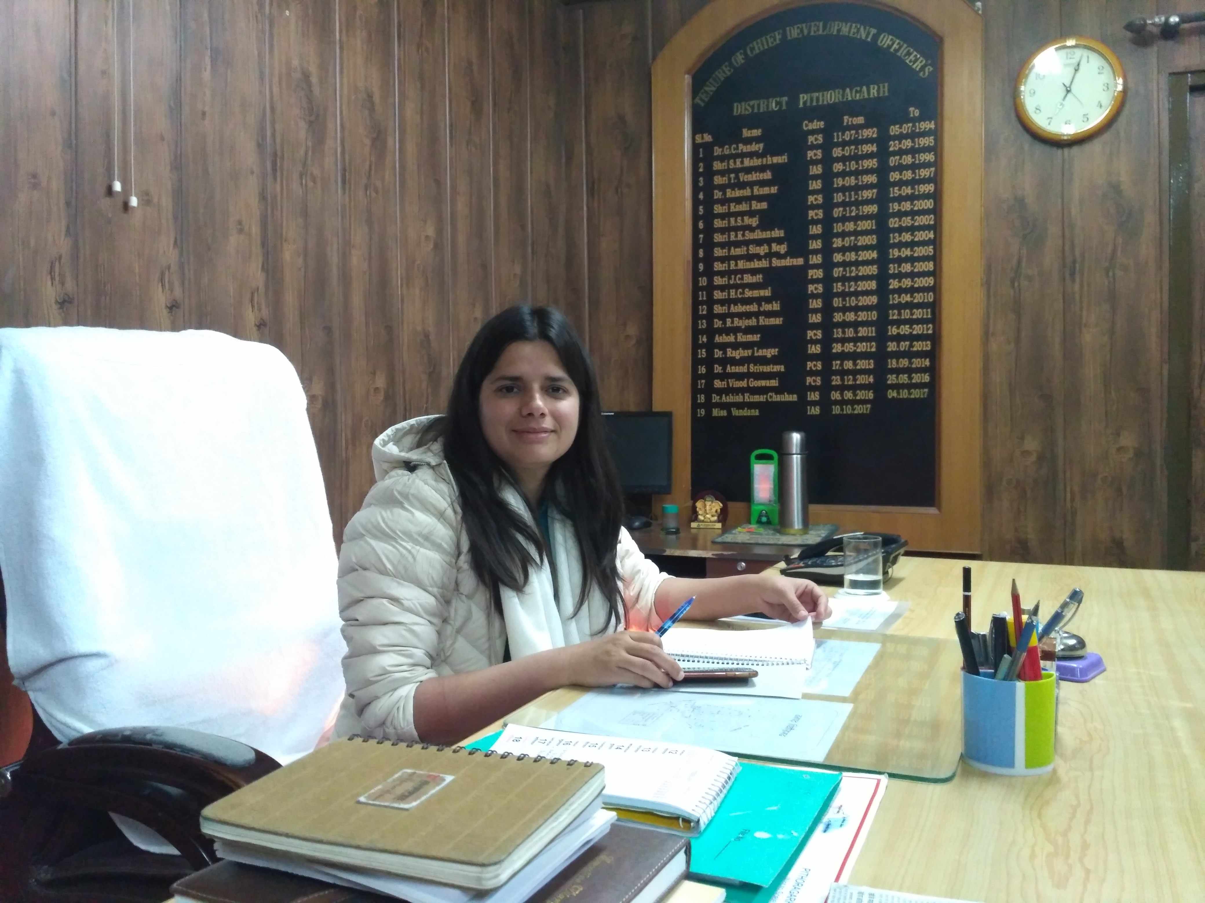 पिथौरागढ़  की पहली महिला आईएएस  बदल रही जिले की सूरत