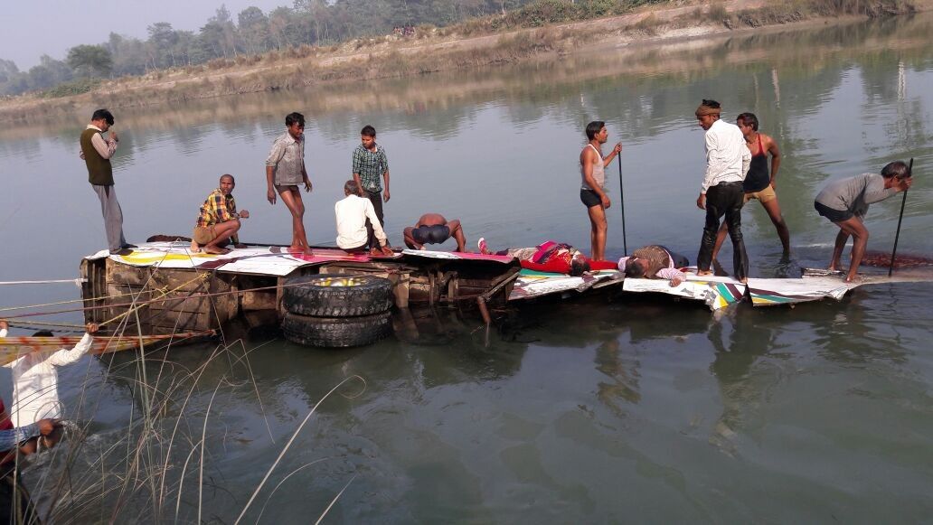 यूपी के सीतापुर में दर्दनाक हादसा, यात्रियों से भरी बस इंदिरानहर में गिरी, 20 शव निकाले गए