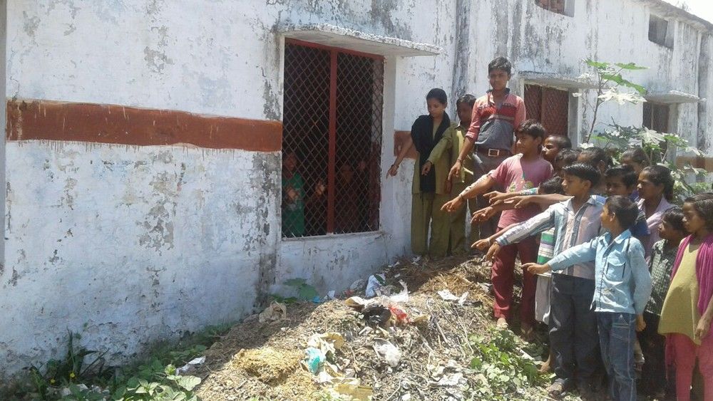 कासगंज में ग्रामीणों ने स्कूल को बनाया कूड़ा घर