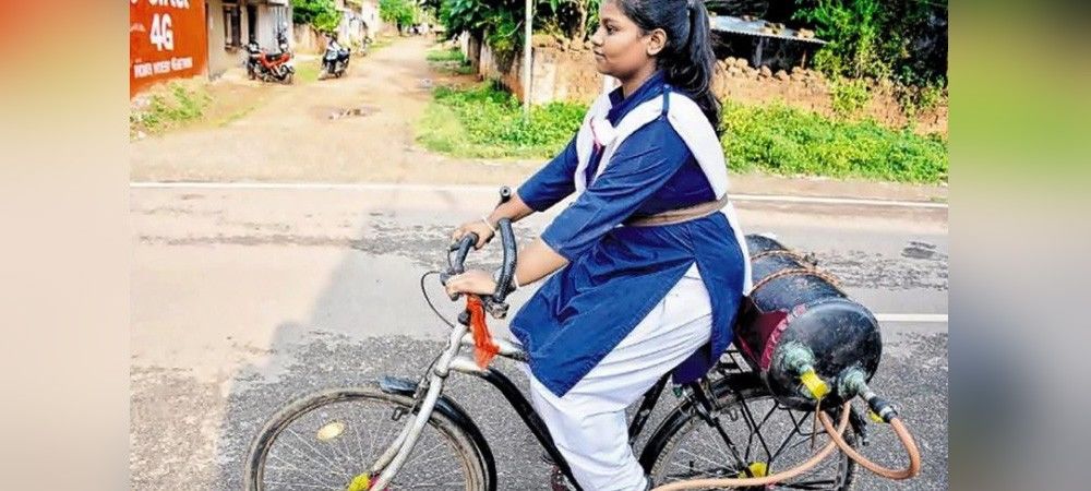 स्कूल दूर था तो इस लड़की ने हवा से चलने वाली साइकिल बना दी