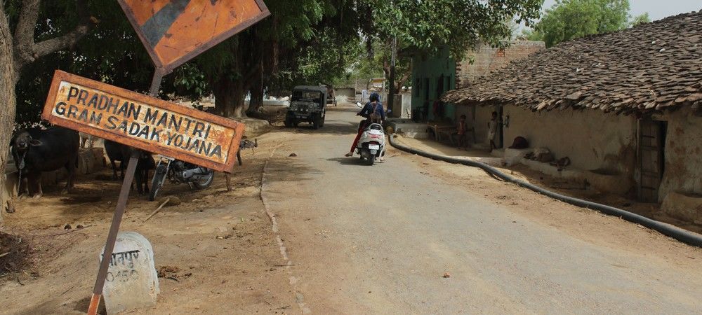 गाँवों की सड़कें बनाने में तेज़ी, लेकिन लक्ष्य दूर