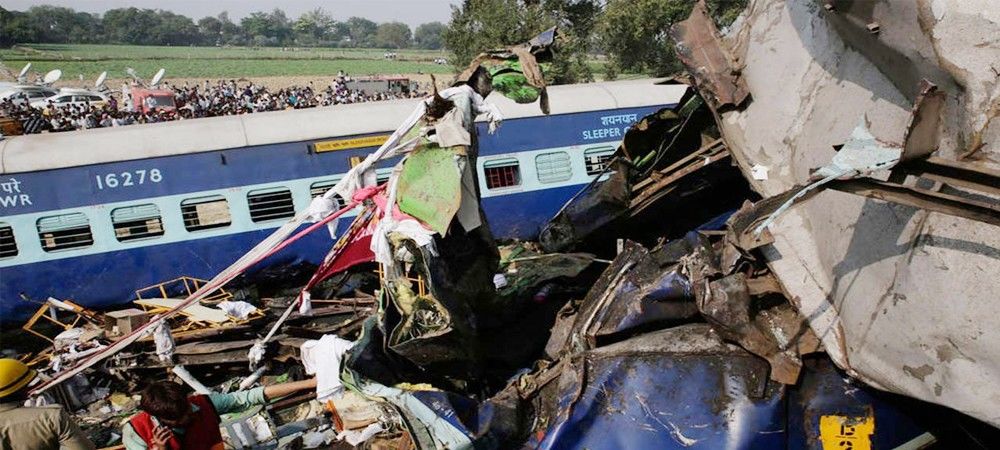 मुजफ्फरनगर ट्रेन हादसा : पटरियों से मलबा हटाना रेल कर्मचारियों के लिए बनी चुनौती