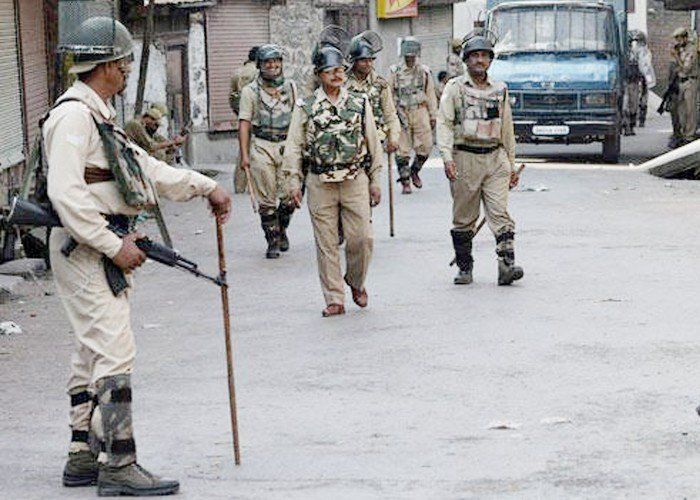 कश्मीर में आतंकी हमले में एक पुलिसकर्मी और लश्कर के आतंकवादी सहित पांच लोगों की मौत 