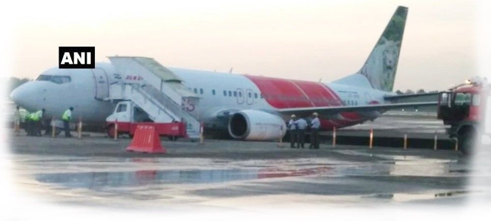 भारी बारिश से टैक्सीवे पर फिसला एयर इंडिया एक्सप्रेस का विमान, यात्री सुरक्षित