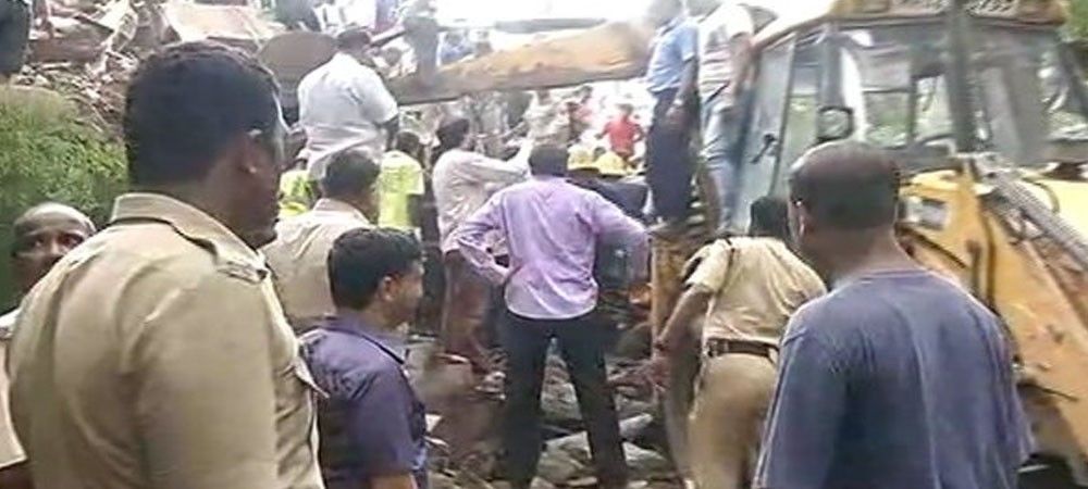 मुंबई में चार मंजिला इमारत गिरी, 12 लोगों की मौत
