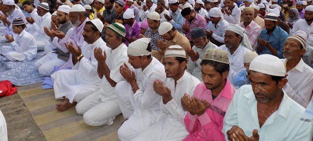 लखनऊ: होली और जुमे की नमाज़ एक ही दिन पड़ने के कारण मुस्लिम धर्मगुरूओं ने नमाज़ का समय बदला
