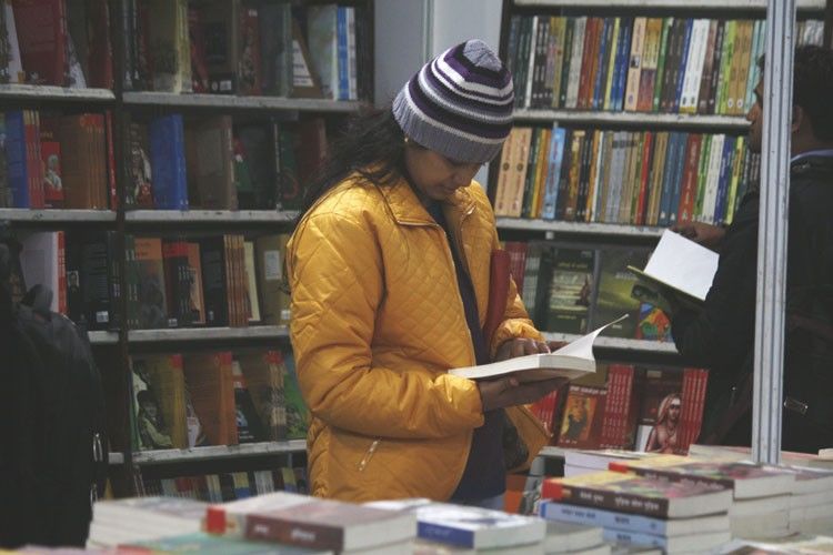 किताबे खरीदने के साथ लोग सीख रहे क्षेत्रीय भाषाएँ