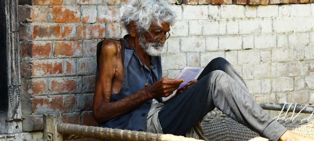 डिजिटल इंडिया की राह में अड़ंगा: हाथों की लकीरें मिटने से आधार के लिए भटक रहे बुज़ुर्ग 