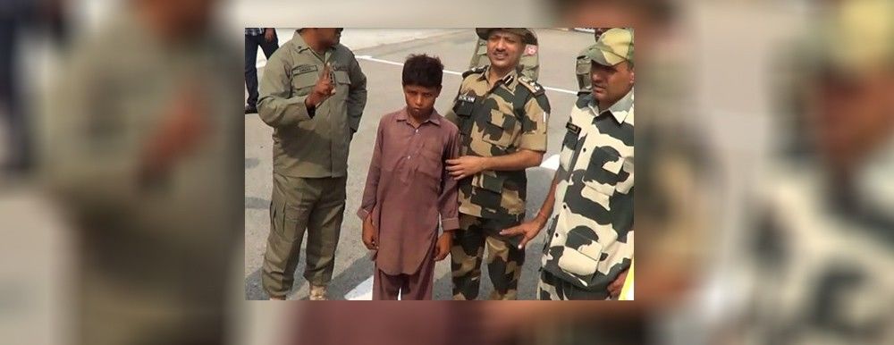 गोलीबारी के बजाए  बॉर्डर से एक अच्छी ख़बर: पानी पीने के लिए सीमा पार कर आए बच्चे को भारत ने वापस सौंपा