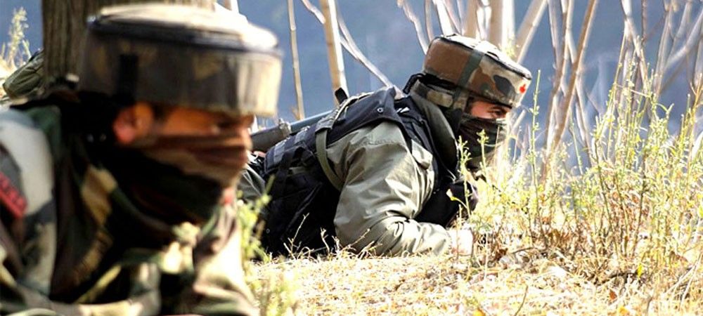 कश्मीर में मुठभेड़ में तीन आतंकवादी ढेर, एक महिला की मौत
