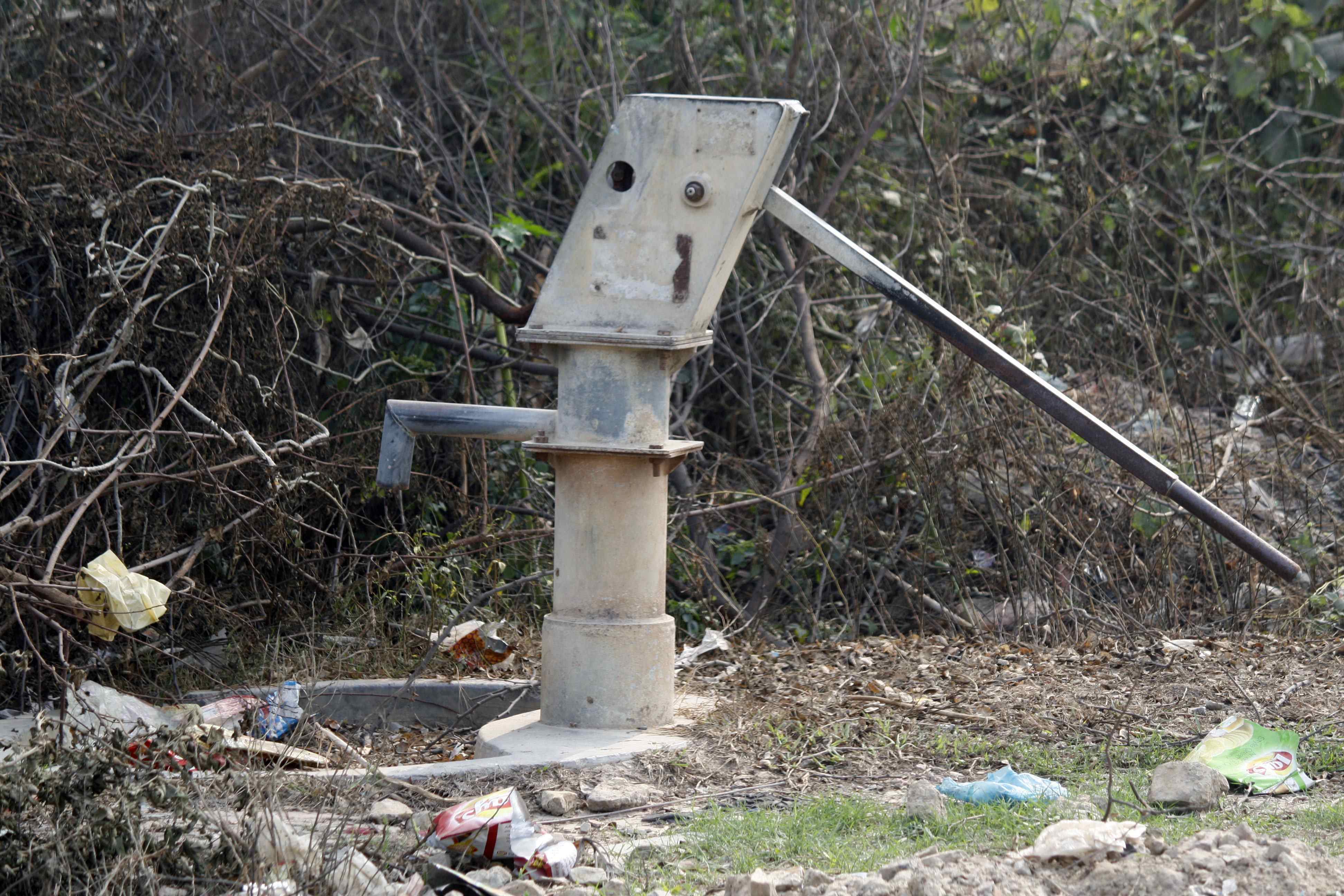 यूपी के 25 हजार सरकारी स्कूलों में हैंडपंप खराब , 3 लाख बच्चों के सामने पीने का पानी का संकट