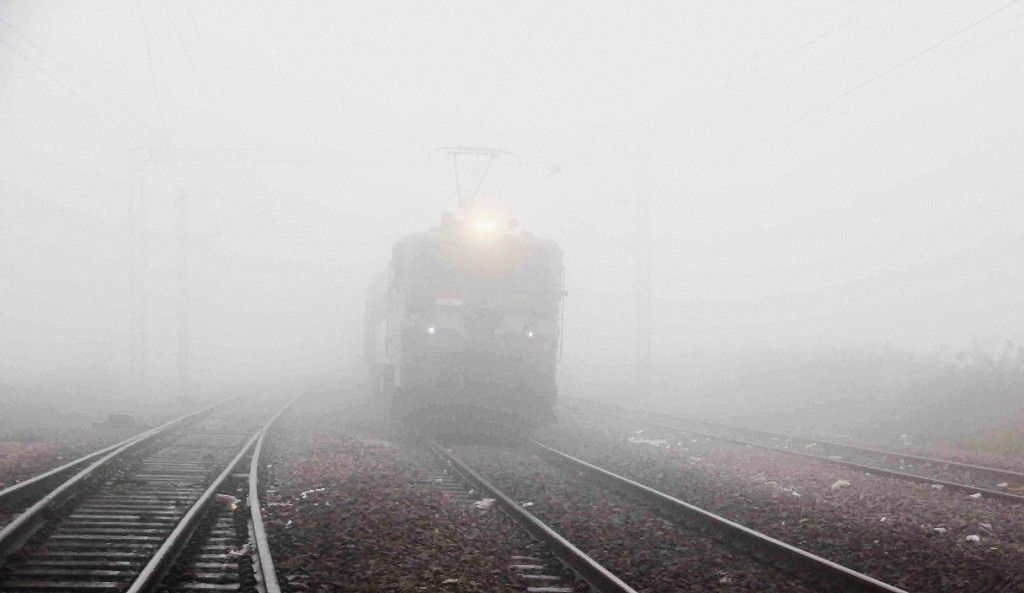 दिल्ली में घने कोहरे से 82 रेलगाड़ियां देरी से चल रहीं
