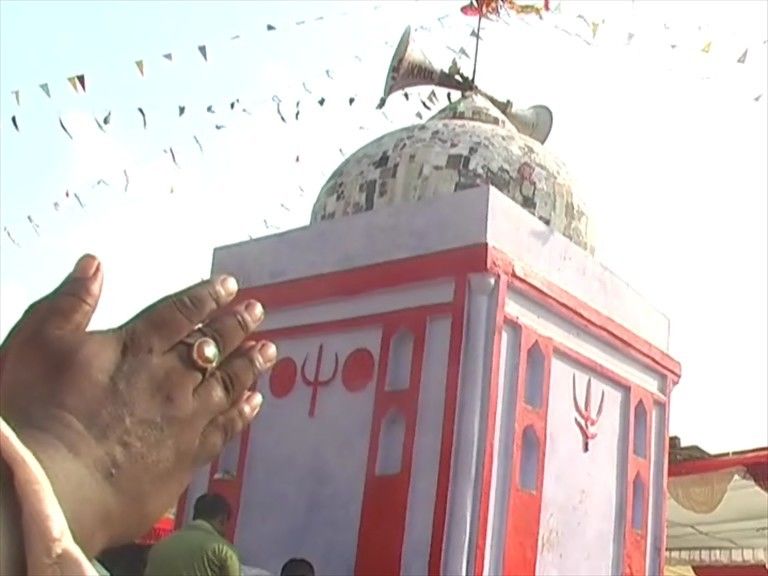 यूपी : बाराबंकी में हिंदू मुस्लिम  समुदाय के लोगों ने मिलकर बनवाया मंदिर 