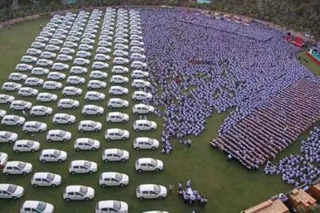 सूरत के कारोबारी ने दिवाली पर कर्मचारियों को बांटी 1260 कारें और 400 फ्लैट