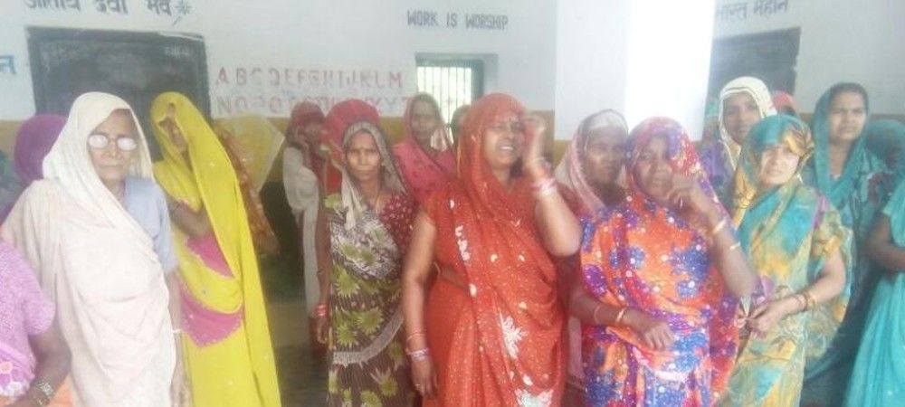 शराब बंदी के विरोध में ग्रामीण महिलाओं ने प्राथमिक विद्यालय मे जड़ा ताला