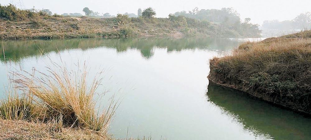 जौनपुर में दबंगों ने नहर काटकर मोड़ा पानी का रुख, किसानों ने किया घेराव