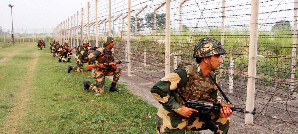कश्मीर के सीआरपीएफ कैंप पर आत्मघाती हमला, 4 आतंकी ढेर