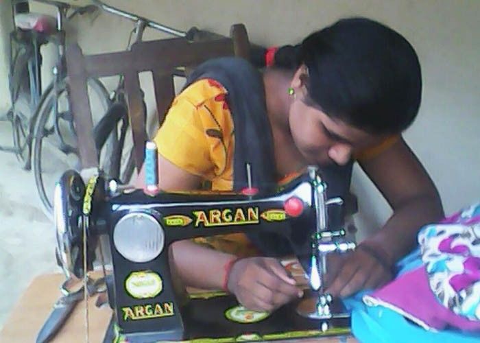 एक सिलाई मशीन से इस अकेली लड़की ने पूरे गाँव को सक्षम बना दिया