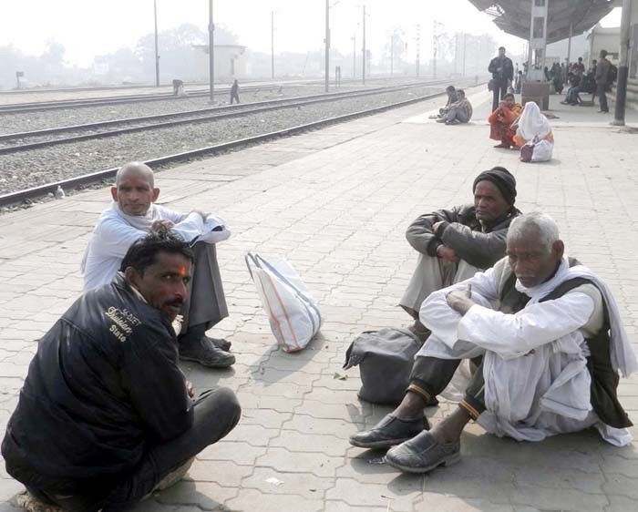 गंगाघाट रेलवे स्टेशन में ज़मीन पर बैठने को मजबूर यात्री