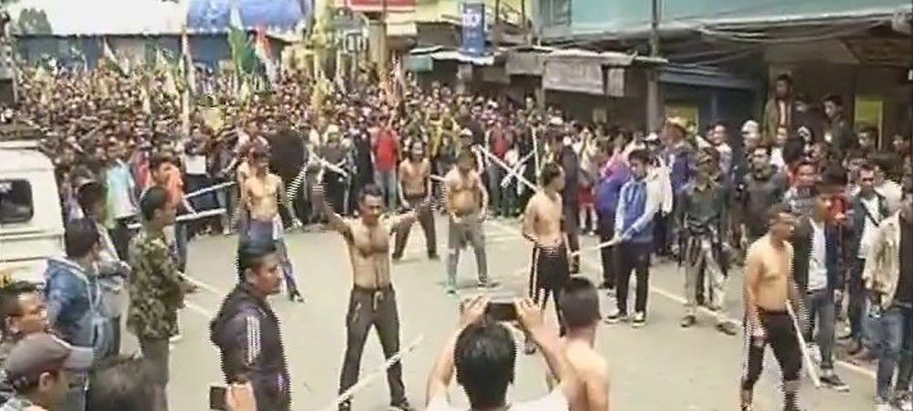 दार्जिलिंग: लगातार 13वें दिन आंदोलन जारी, प्रदर्शनकारियों ने ‘ट्यूबलाइट’ रैली निकाली 