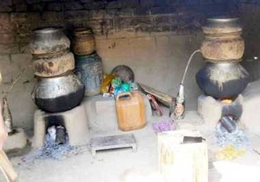 आजमगढ़ : शराब से मौत मामले  में आठ गिरफ्तार, एक हजार लीटर शराब जब्त 