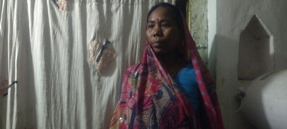 गाँव की महिलाओं को हस्तशिल्प कला सिखाकर बना रहीं आत्मनिर्भर 