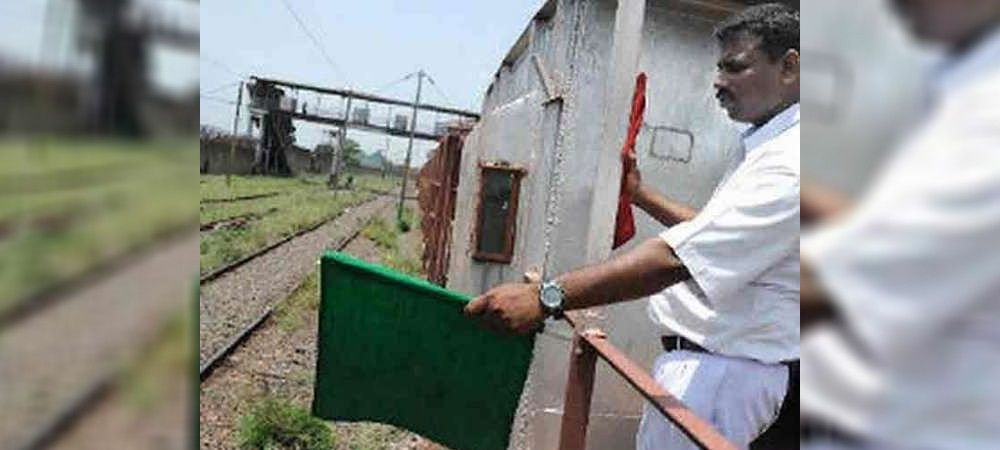 भारतीय रेल: गार्ड की जगह लेगा ये उपकरण, रखेगा पूरी ट्रेन पर नजर