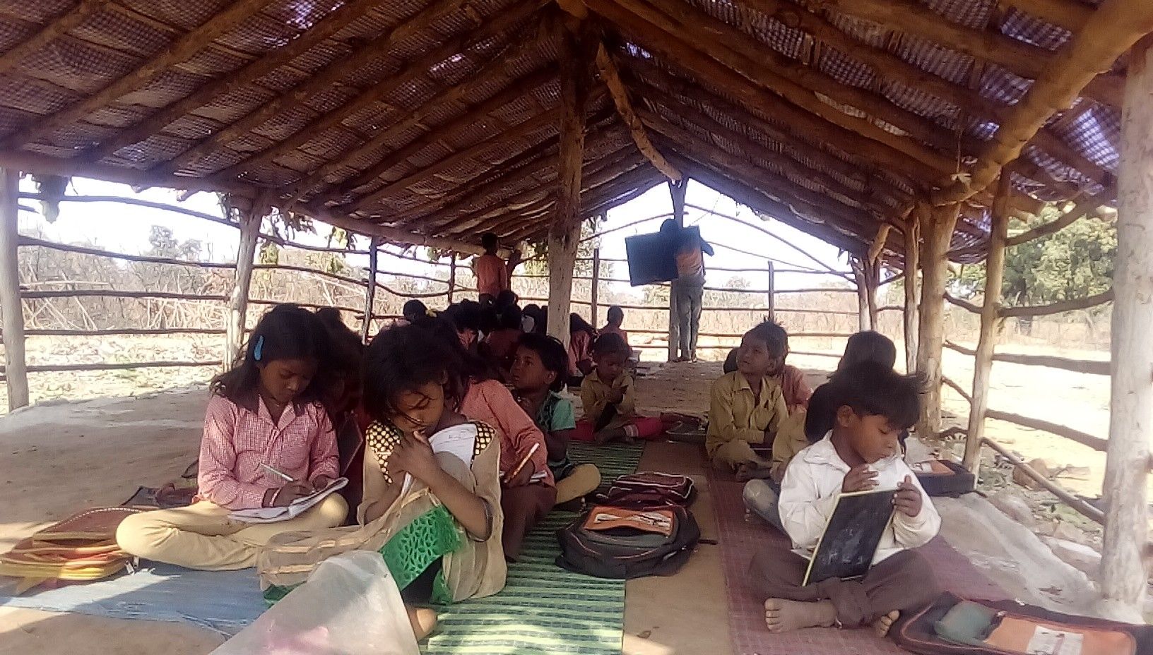 यूपी के इस लेखपाल की तरह सोच हो तो ग्रामीण क्षेत्र के बच्चों को  मिले  बेहतर शिक्षा