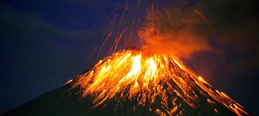 इंडोनेशिया में ज्वालामुखी में विस्फोट जारी