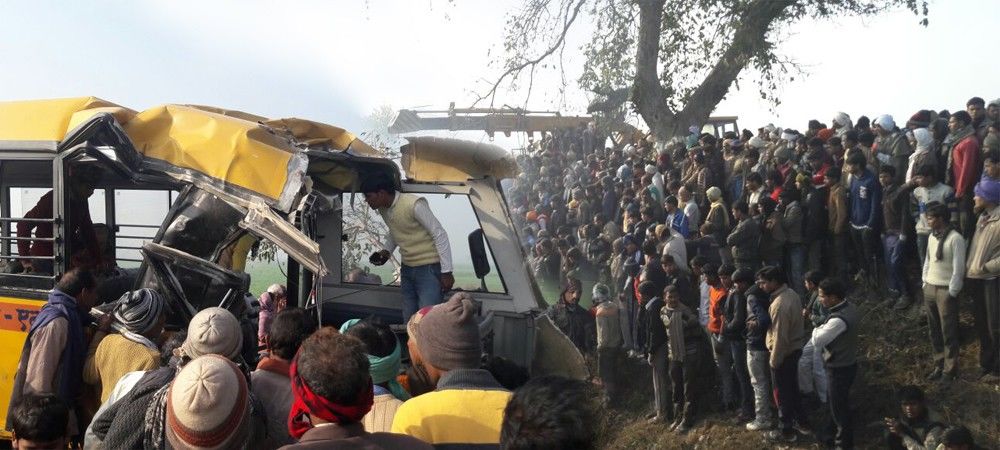 कोहरे के बीच ट्रक से टकरायी स्कूल बस, 15 बच्चों की मौत, 20 घायल 